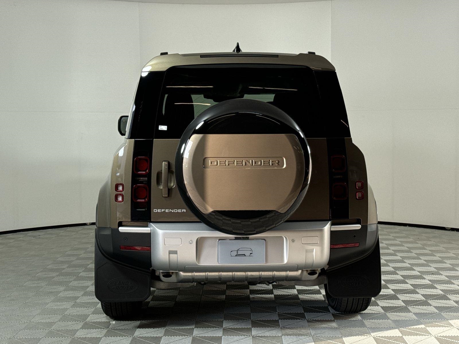 2025 Land Rover Defender 110 S photo 4
