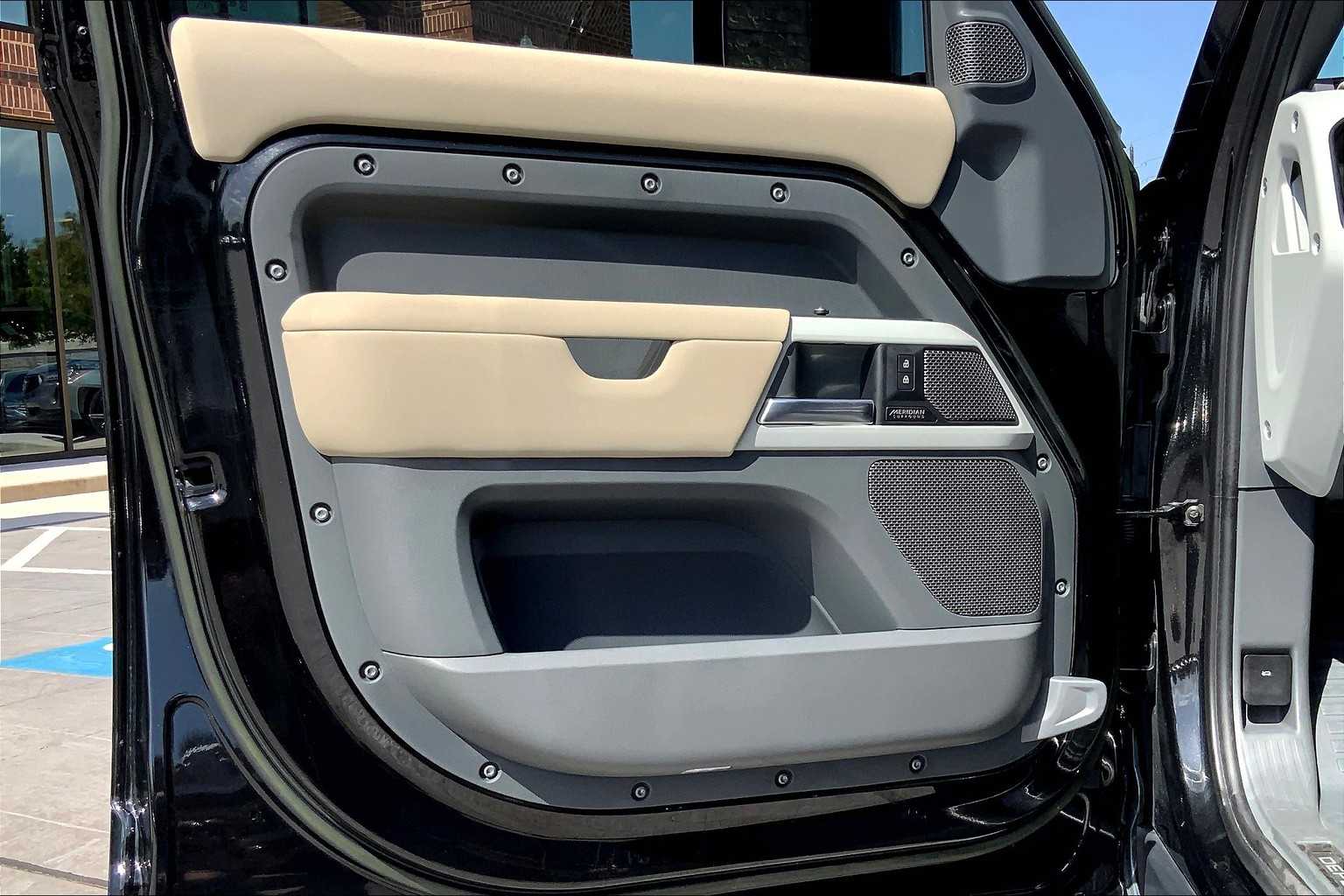 2023 Land Rover Defender X-Dynamic SE photo 37