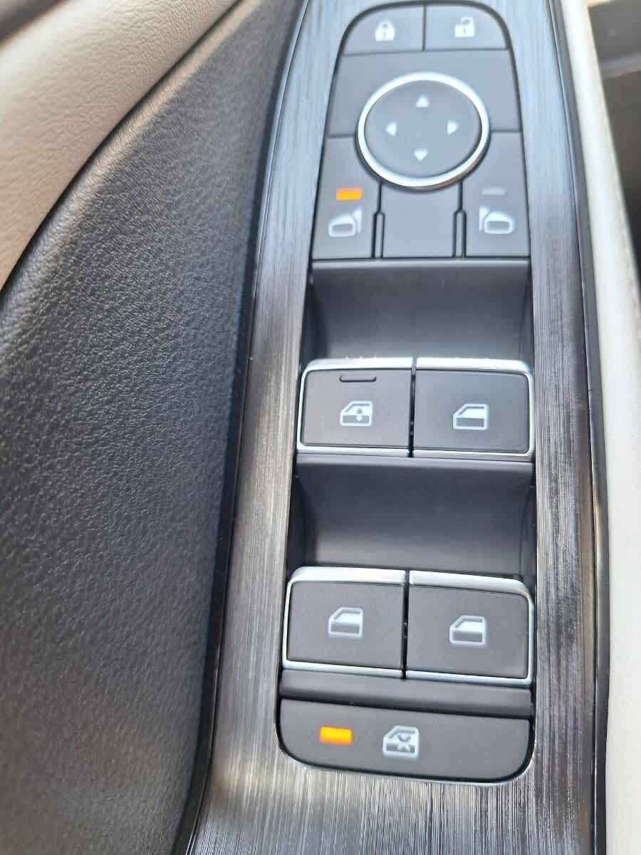 2025 Nissan Rogue SL photo 18