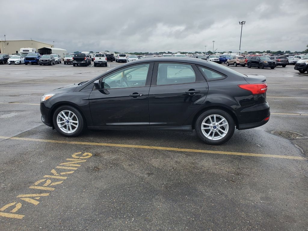 2018 Ford Focus SE photo 2