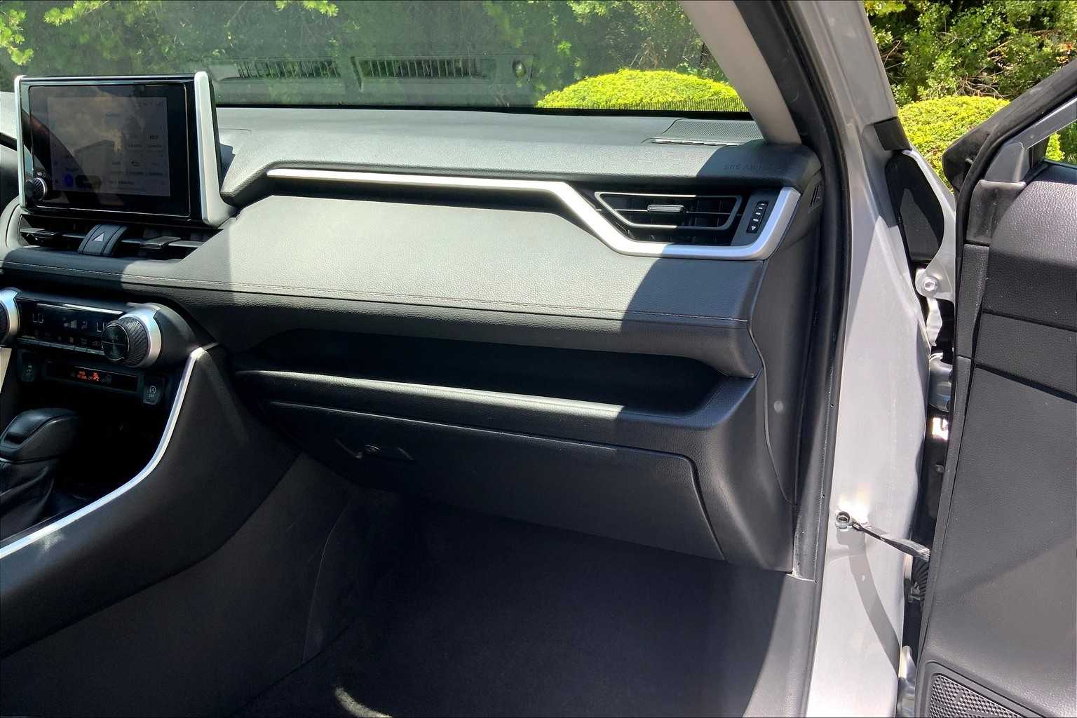 2023 Toyota RAV4 XLE photo 17