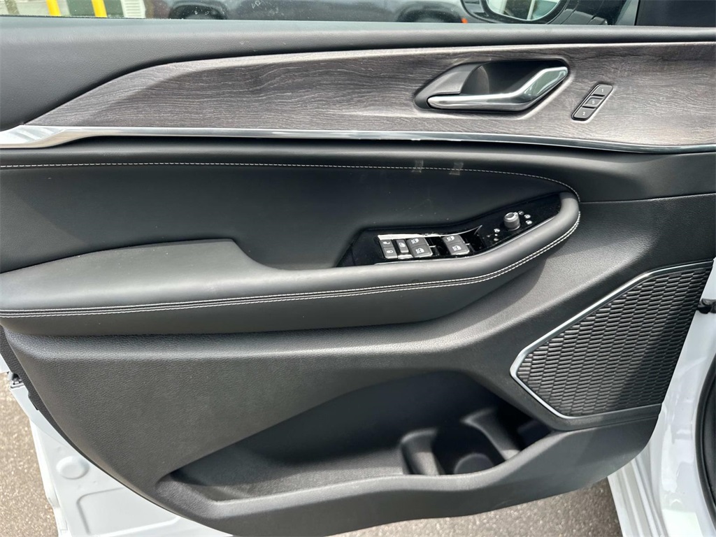 2025 Jeep Grand Cherokee Overland photo 16
