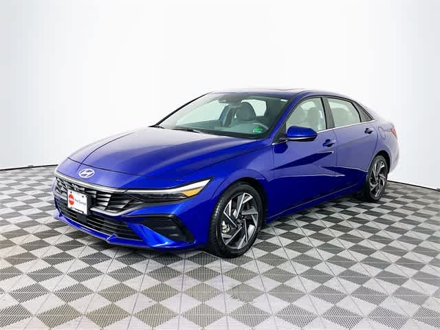 2024 Hyundai Elantra SEL photo 3