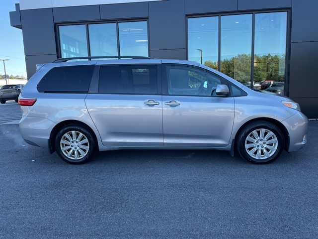 2017 Toyota Sienna Limited XLE Premium photo 3