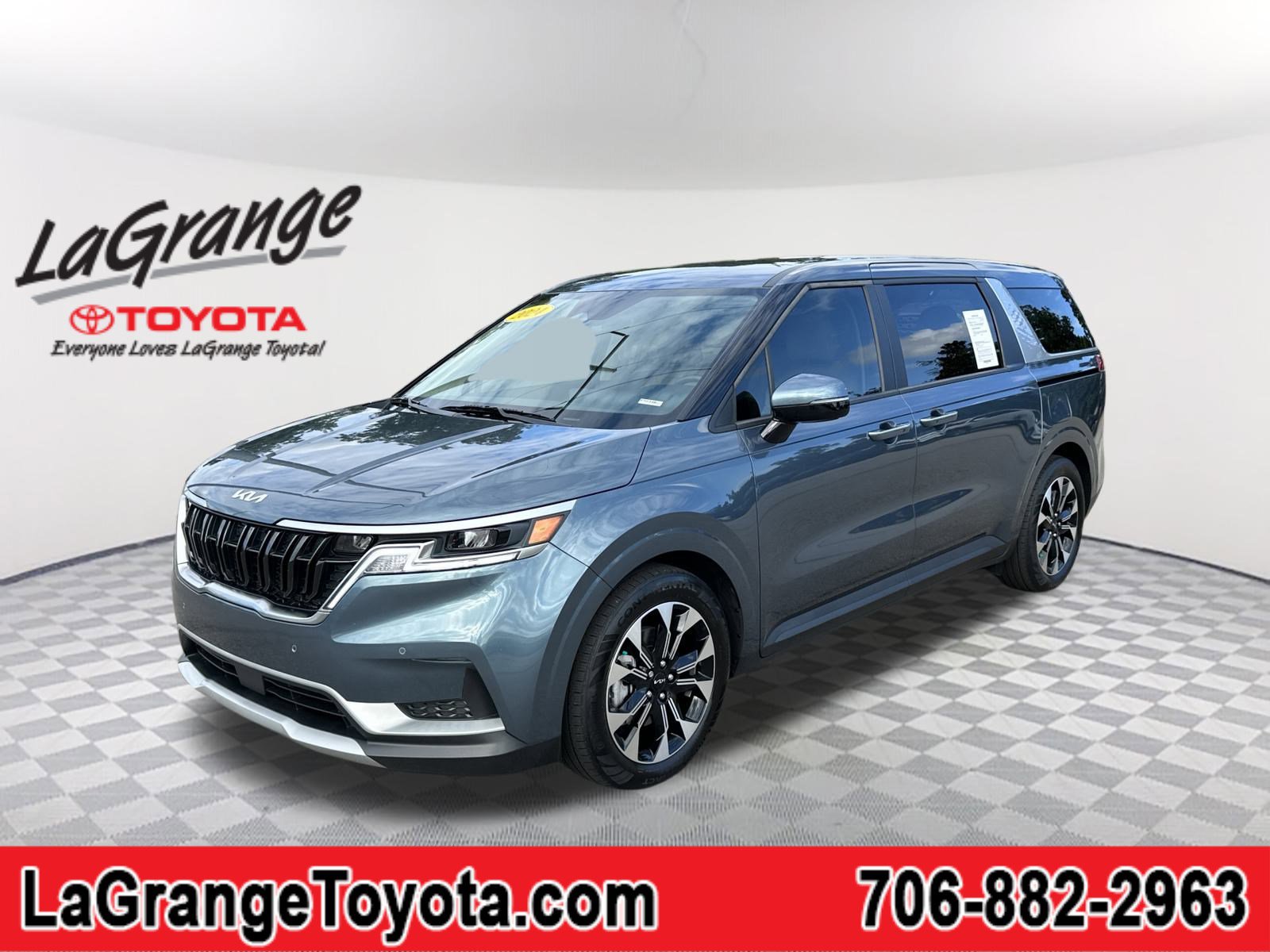 2024 Kia Carnival EX's photo