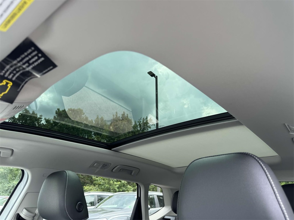 2025 Volkswagen Taos SEL photo 3