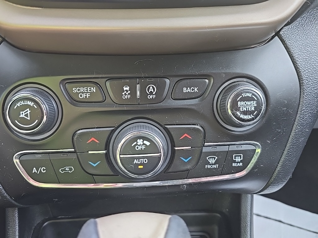 2016 Jeep Cherokee Latitude photo 16