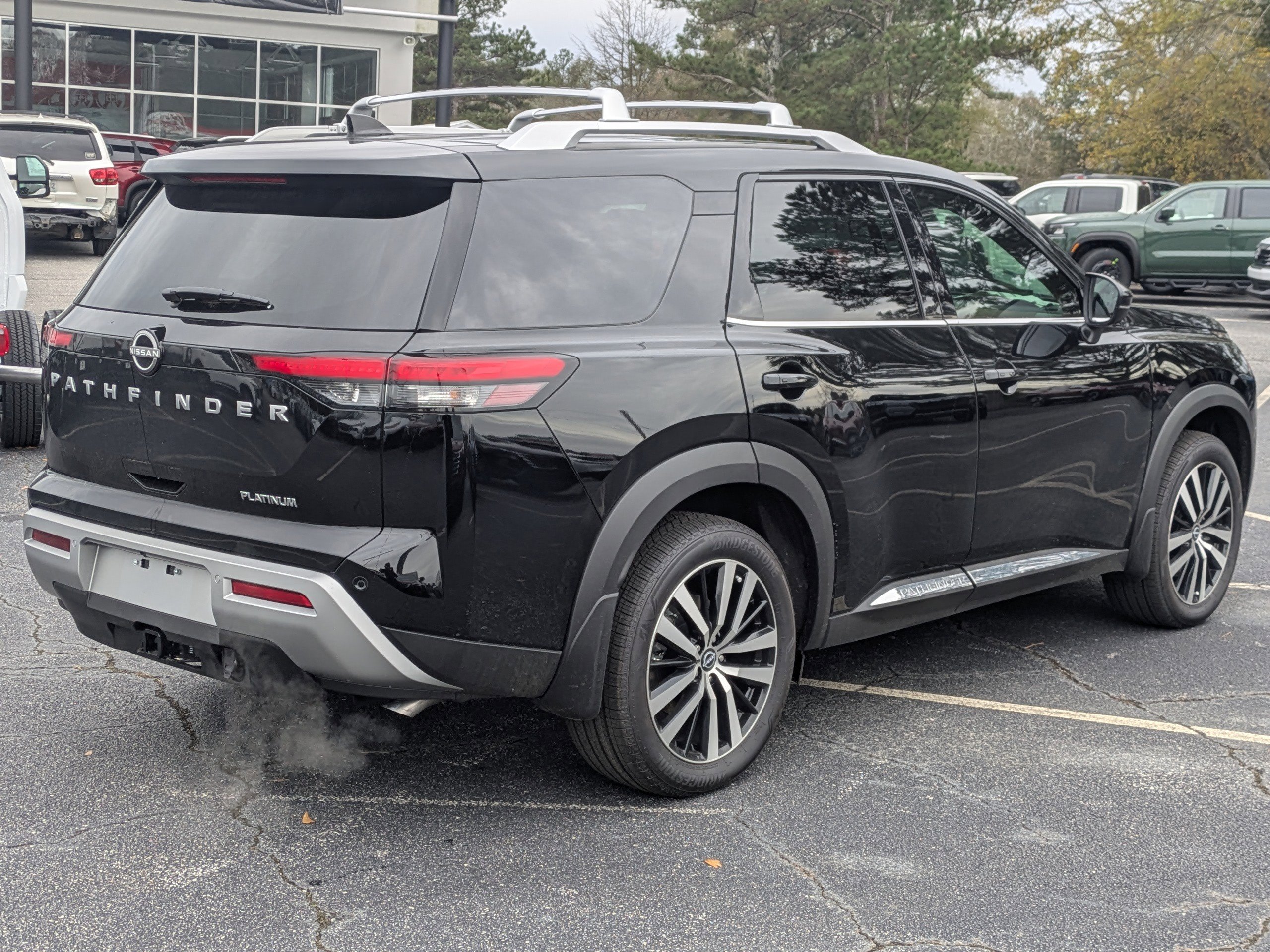 2025 Nissan Pathfinder Platinum photo 2
