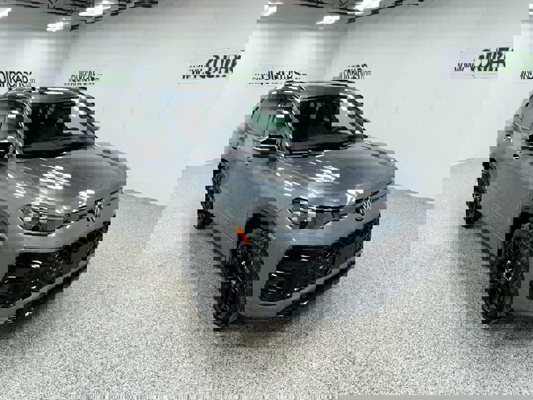 2025 Volkswagen Tiguan SE R-LINE BLACK's photo