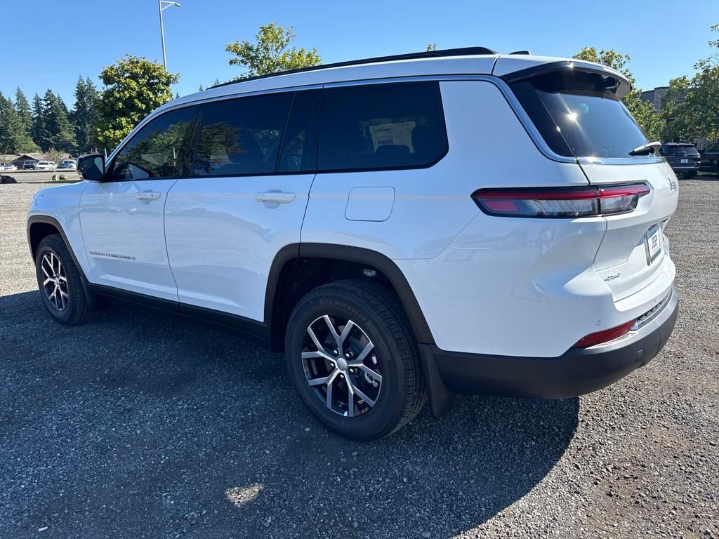 2025 Jeep Grand Cherokee Limited photo 3