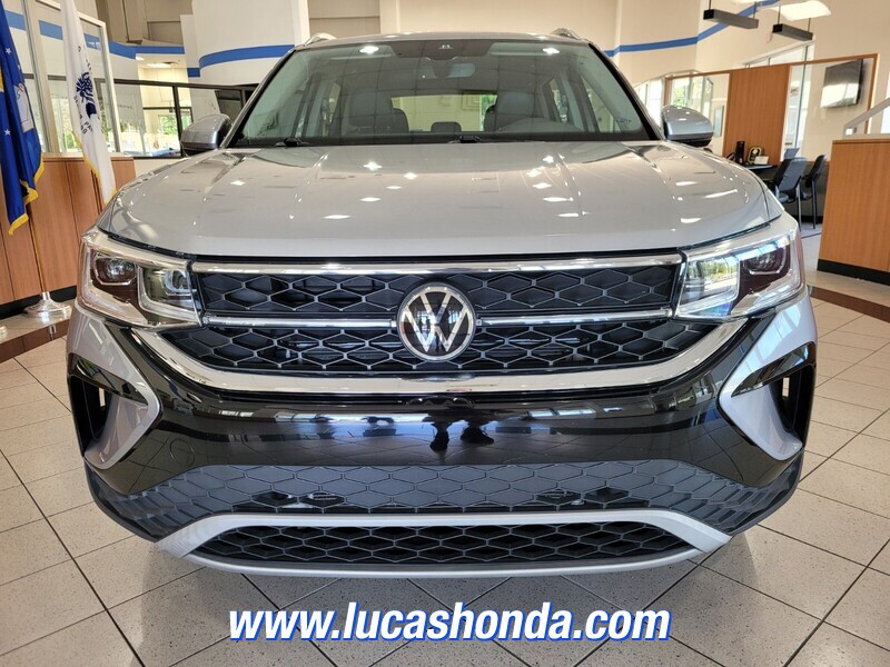 2022 Volkswagen Taos SEL photo 2