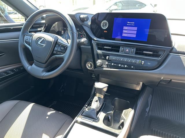 2025 Lexus ES Base photo 11