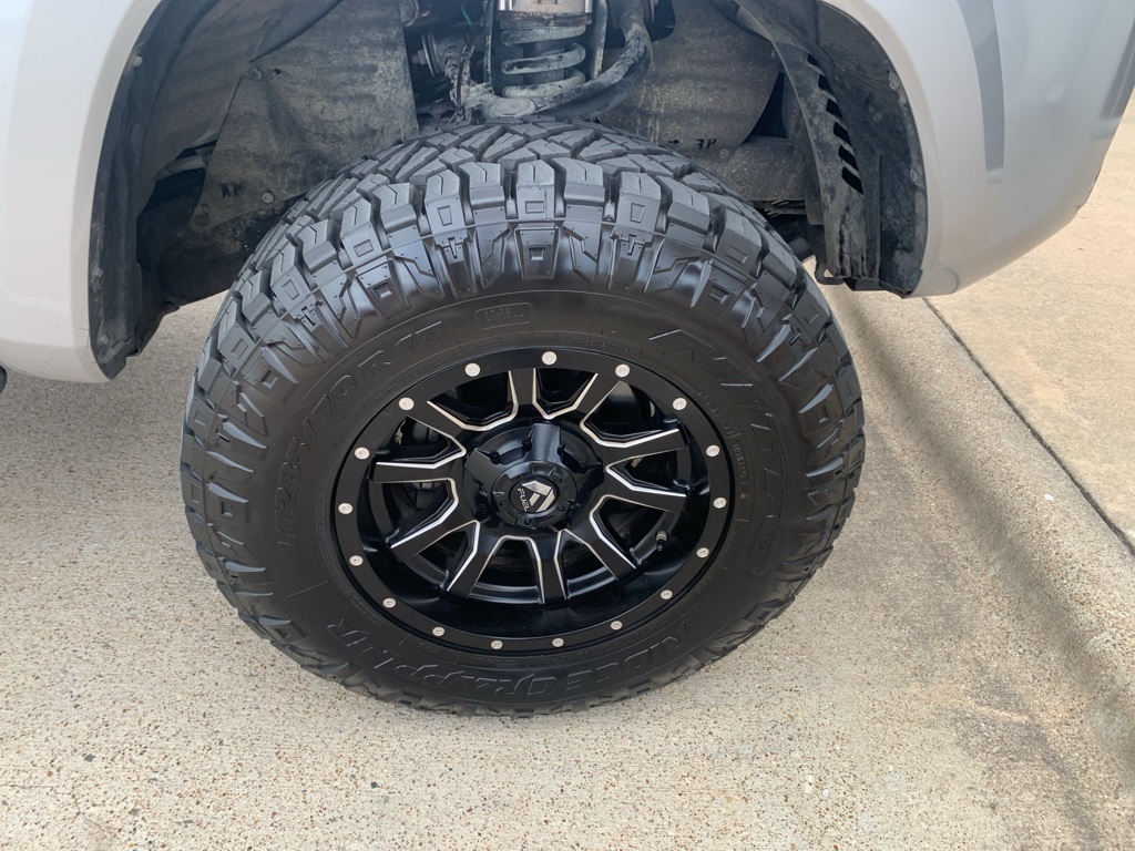 2019 Toyota Tacoma TRD Sport photo 2