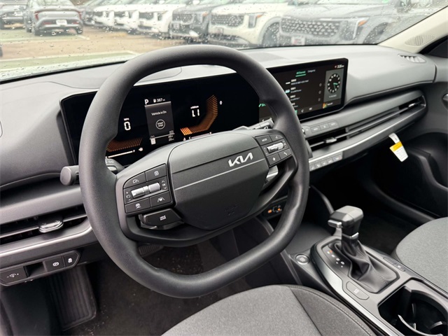 2025 Kia K4 LXS photo 2