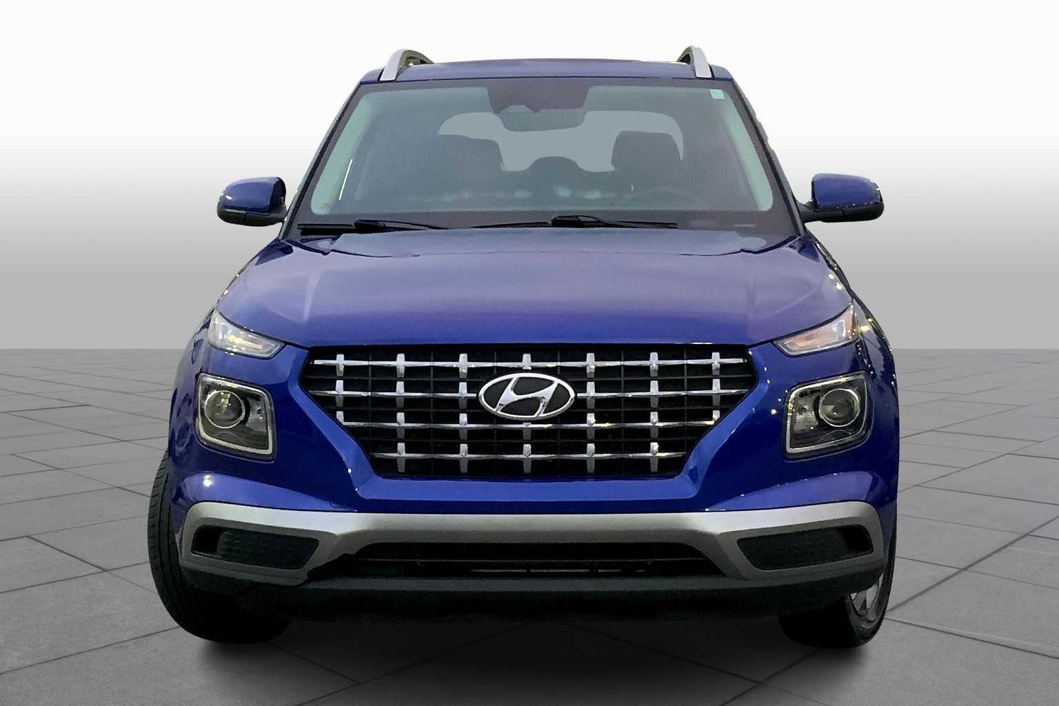2023 Hyundai Venue SEL photo 2