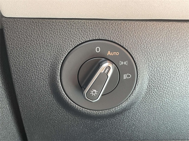 2025 Volkswagen Taos SE photo 25