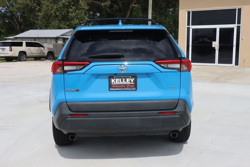 2020 Toyota RAV4 LE photo 6