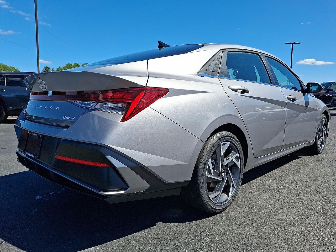 2025 Hyundai Elantra Limited photo 4