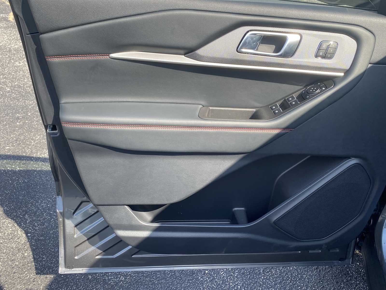2025 Ford Explorer ST-Line photo 26
