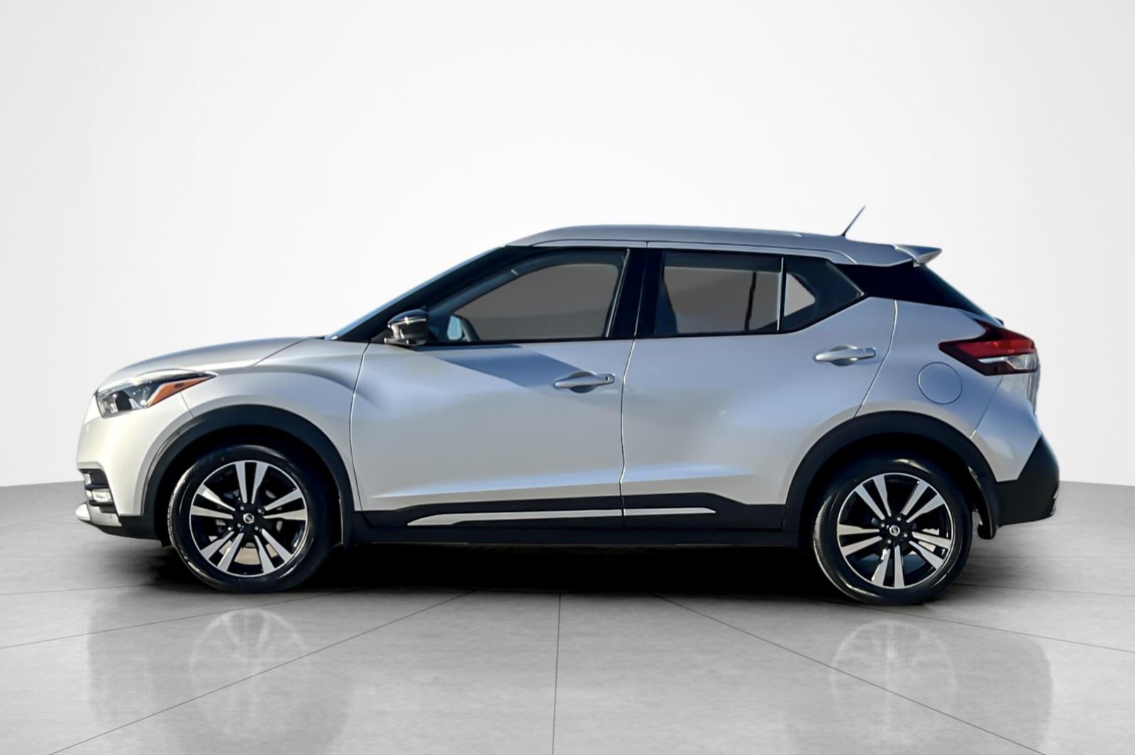Used 2018 Nissan Kicks SR with VIN 3N1CP5CU3JL522410 for sale in Carson, CA