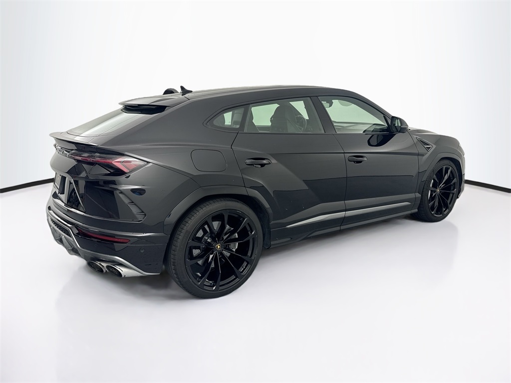 2021 Lamborghini Urus Base photo 2
