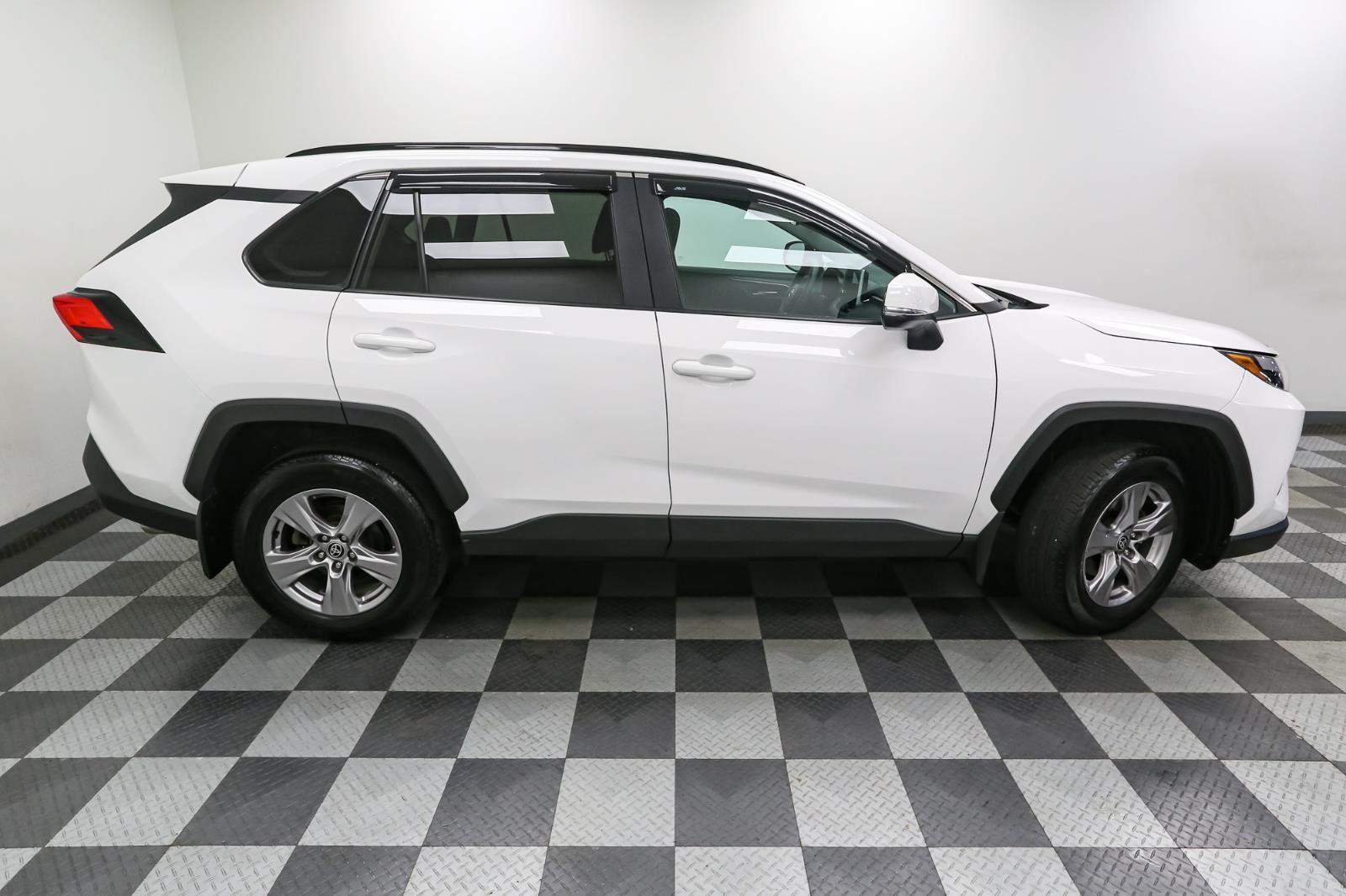 2023 Toyota RAV4 XLE photo 3
