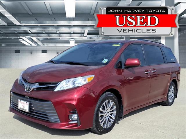 2018 Toyota Sienna XLE's photo