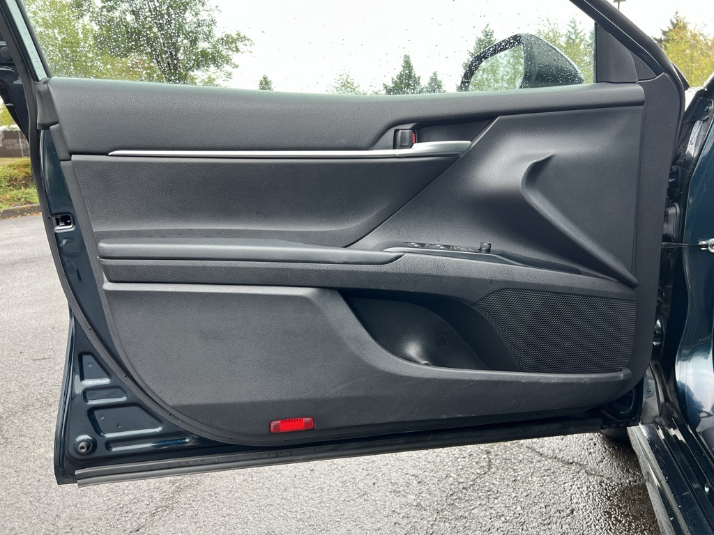 2020 Toyota Camry SE photo 10