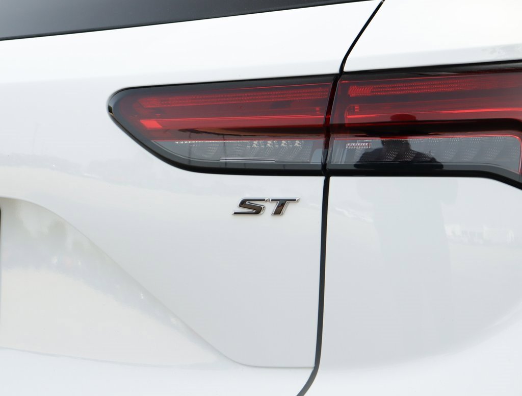 Used 2022 Summit White Buick Essence image 36