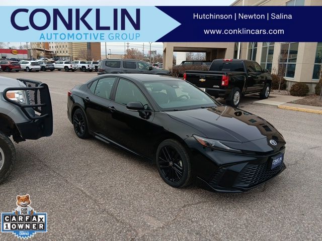 2025 Toyota Camry SE's photo