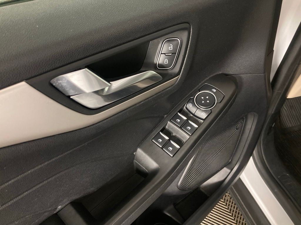 2021 Ford Escape SE photo 2