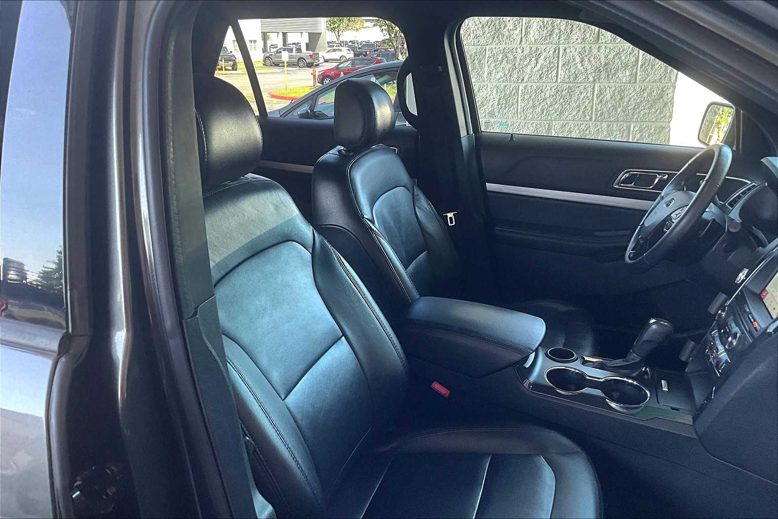 2017 Ford Explorer XLT photo 8