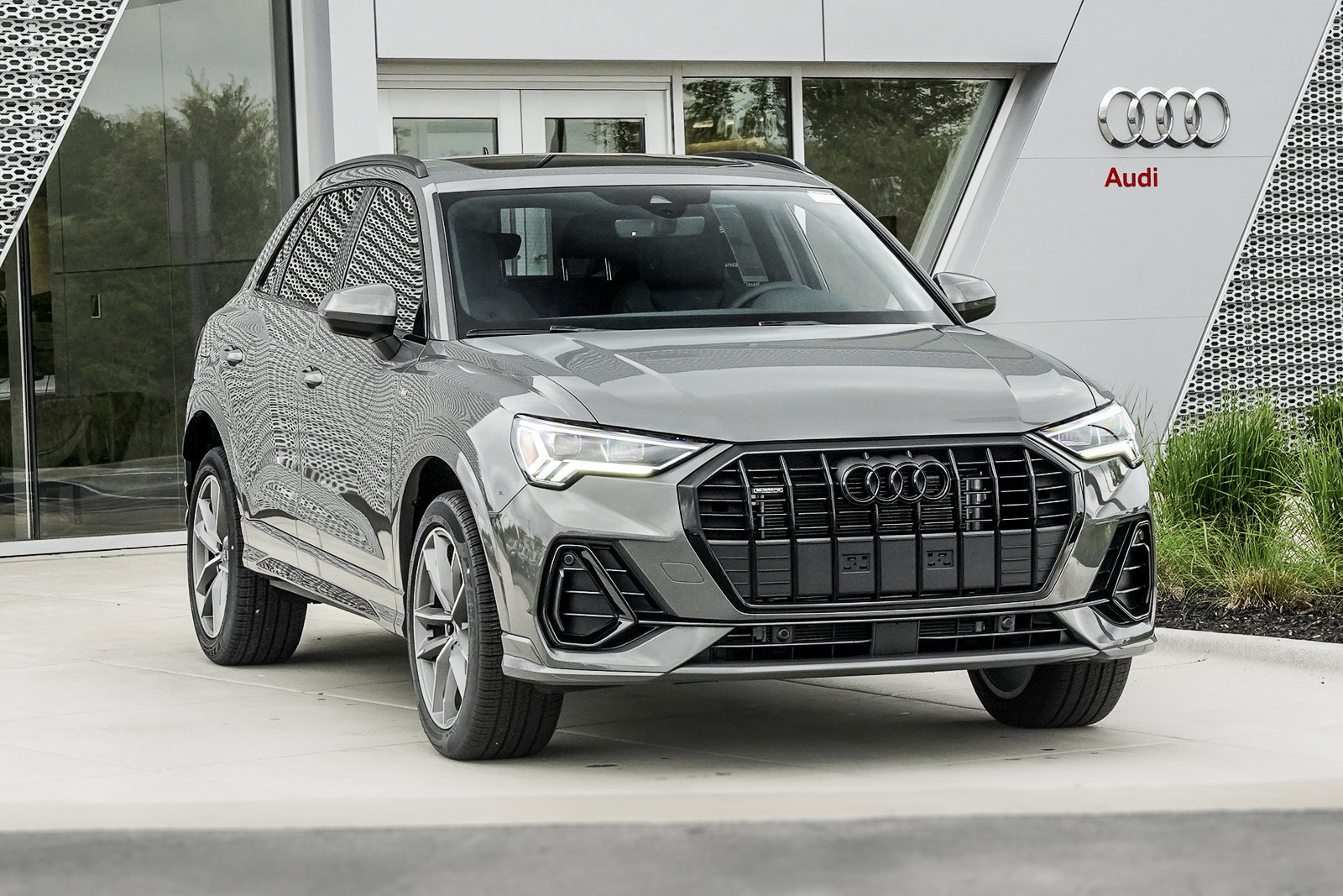 2025 Audi Q3 S line Premium photo 2