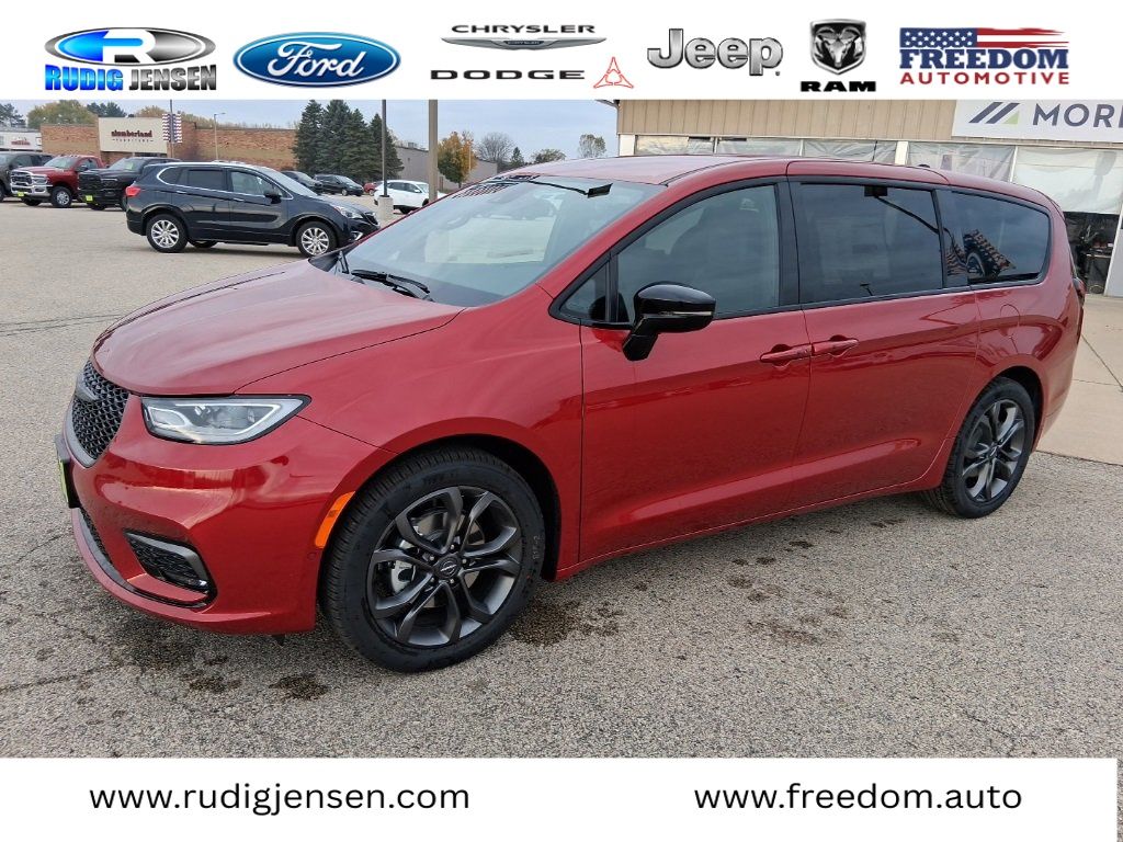 2026 Chrysler Pacifica Select's photo