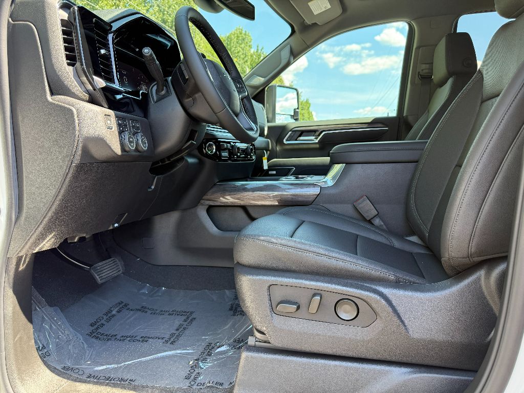 2025 Chevrolet Silverado 2500HD LTZ photo 18