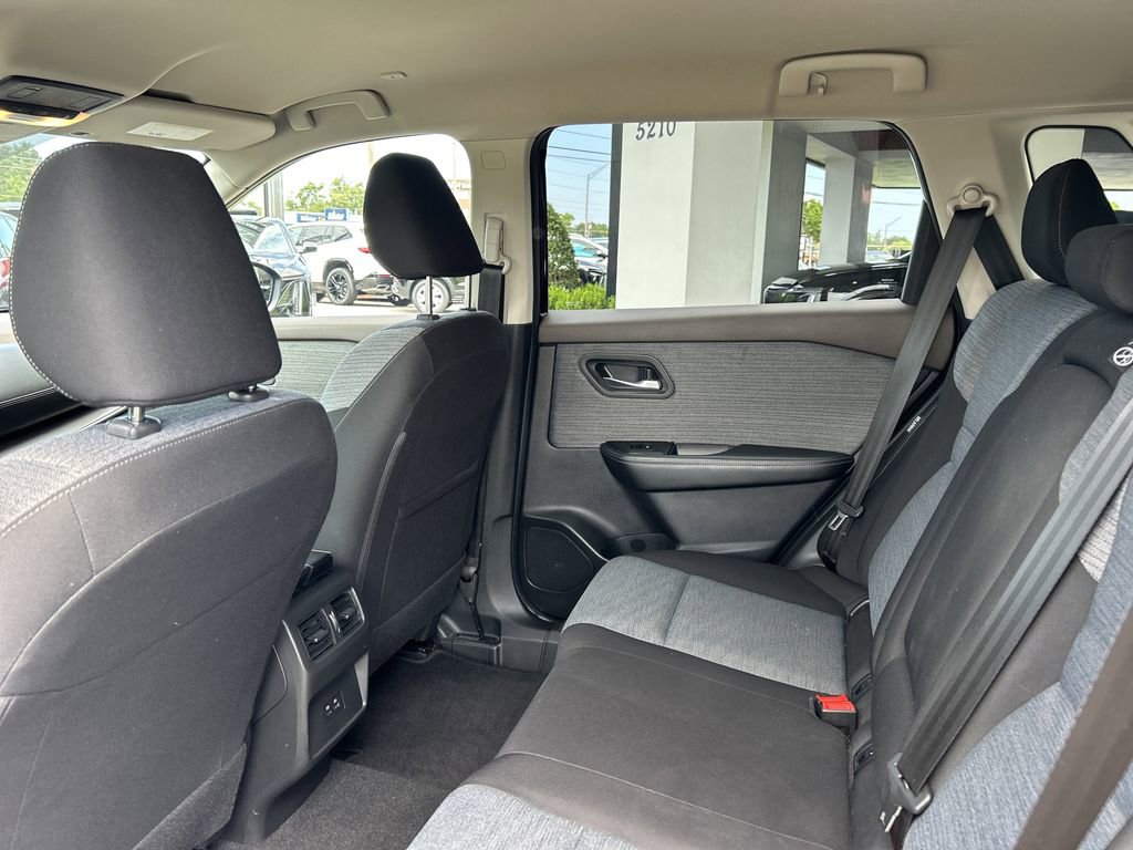 2023 Nissan Rogue SV photo 17