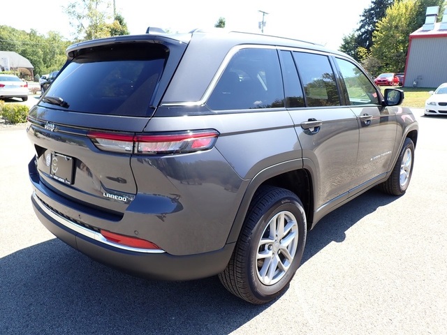 2023 Jeep Grand Cherokee Laredo photo 5