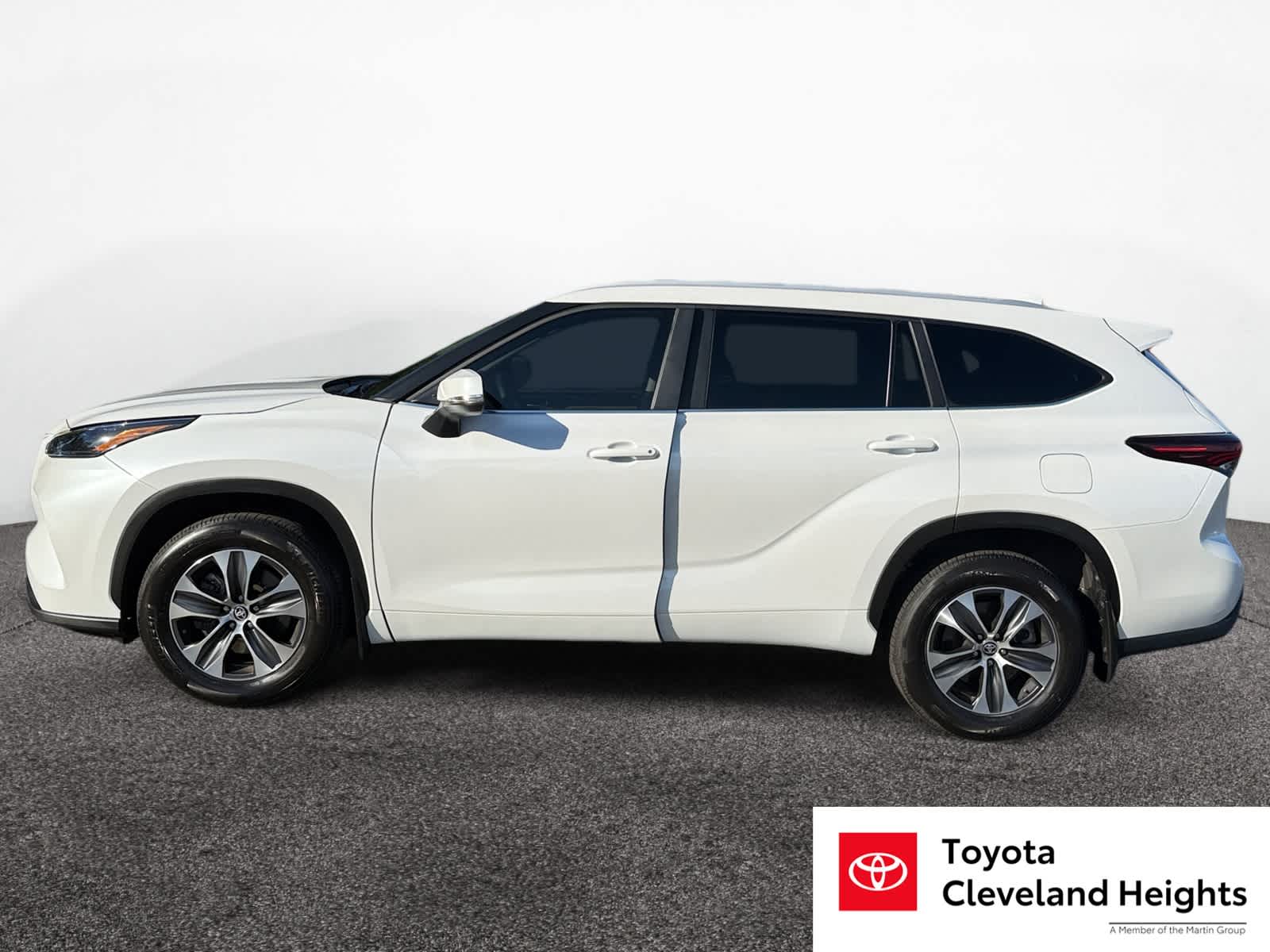 2025 Toyota Highlander XLE photo 2