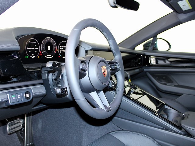 2025 Porsche Panamera 4 photo 4