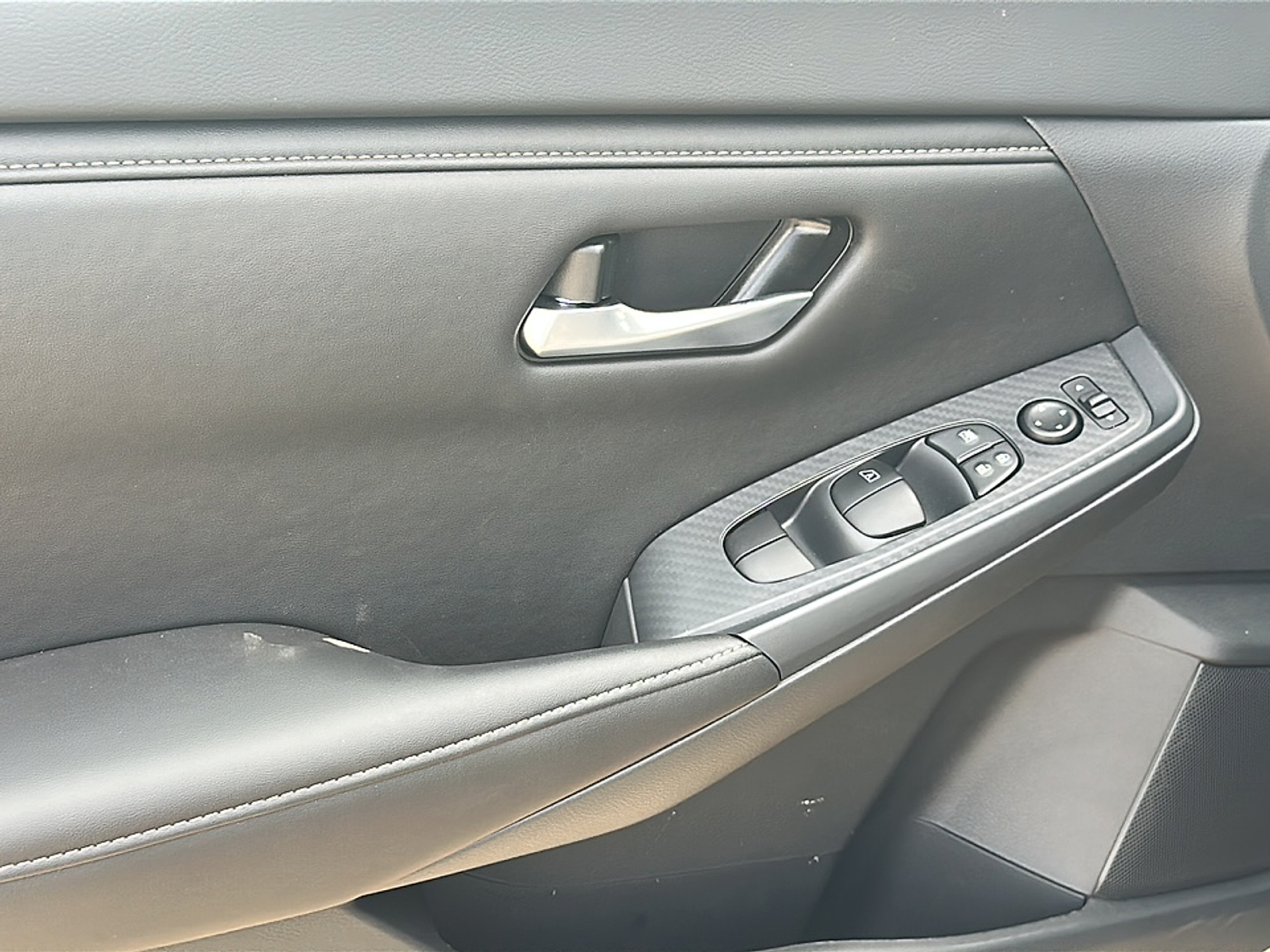 2025 Nissan Sentra SV photo 3