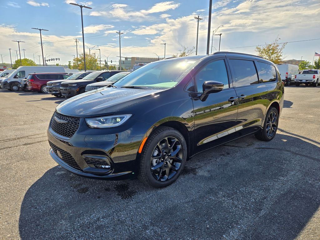 2026 Chrysler Pacifica photo 7
