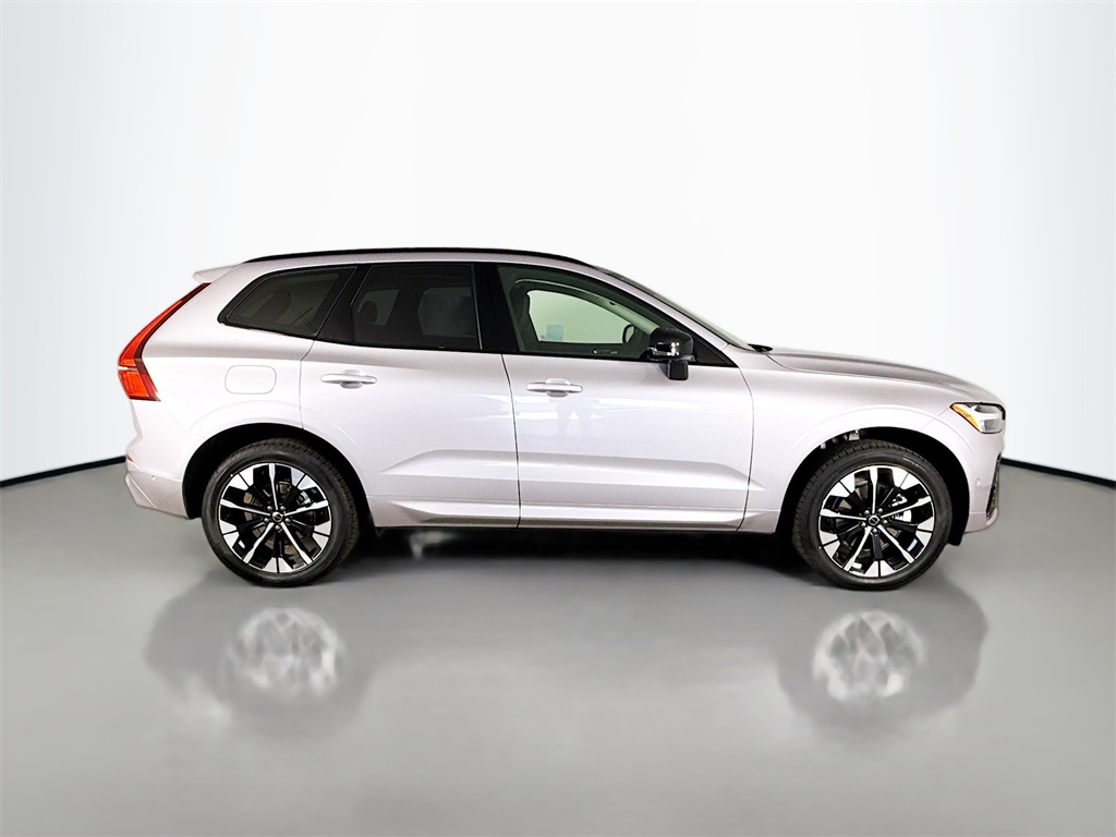 2026 Volvo XC60 B5 Plus photo 8