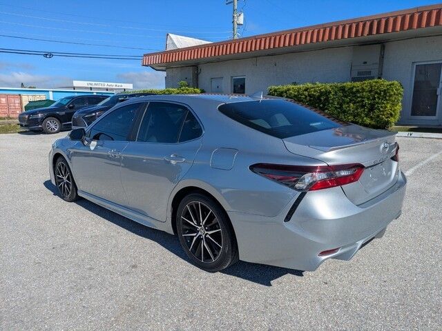 2021 Toyota Camry SE photo 3