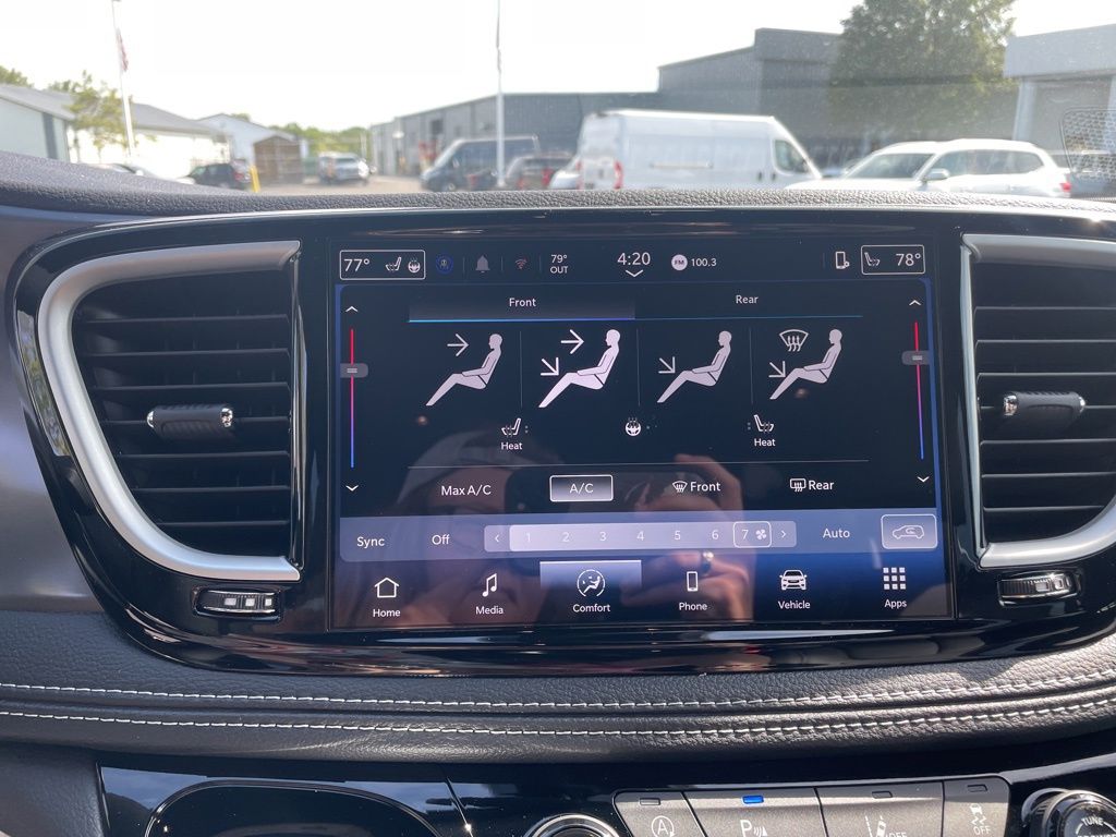 2025 Chrysler Pacifica photo 22