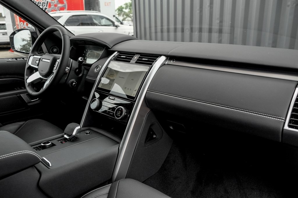2025 Land Rover Discovery Metropolitan Edition photo 21