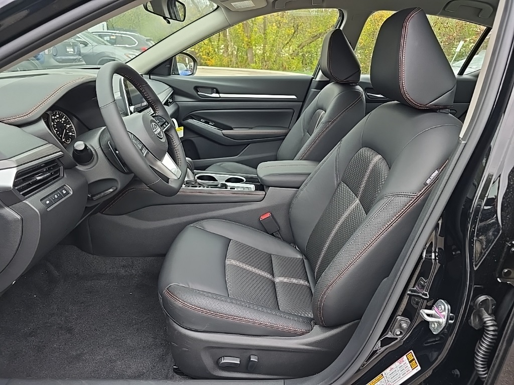 2025 Nissan Altima SR photo 8