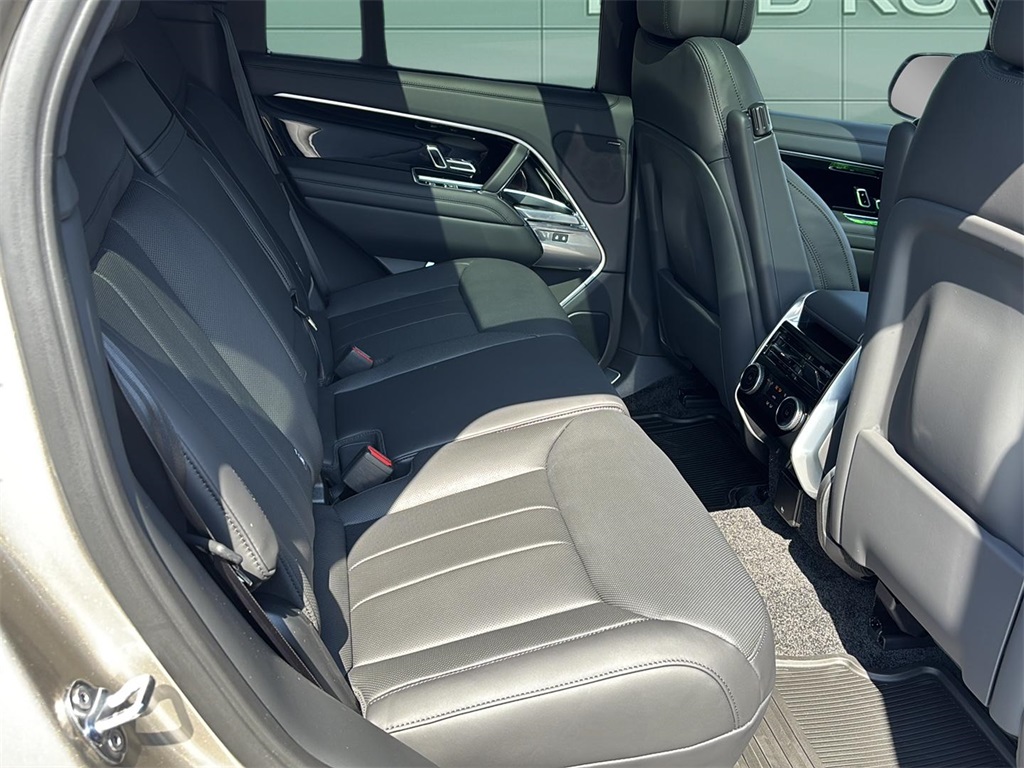 2025 Land Rover Range Rover SE photo 11