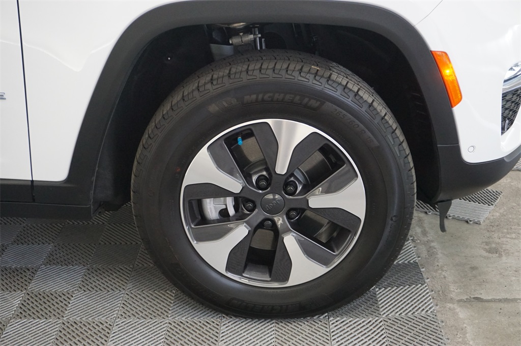 2024 Jeep Cherokee Base photo 11