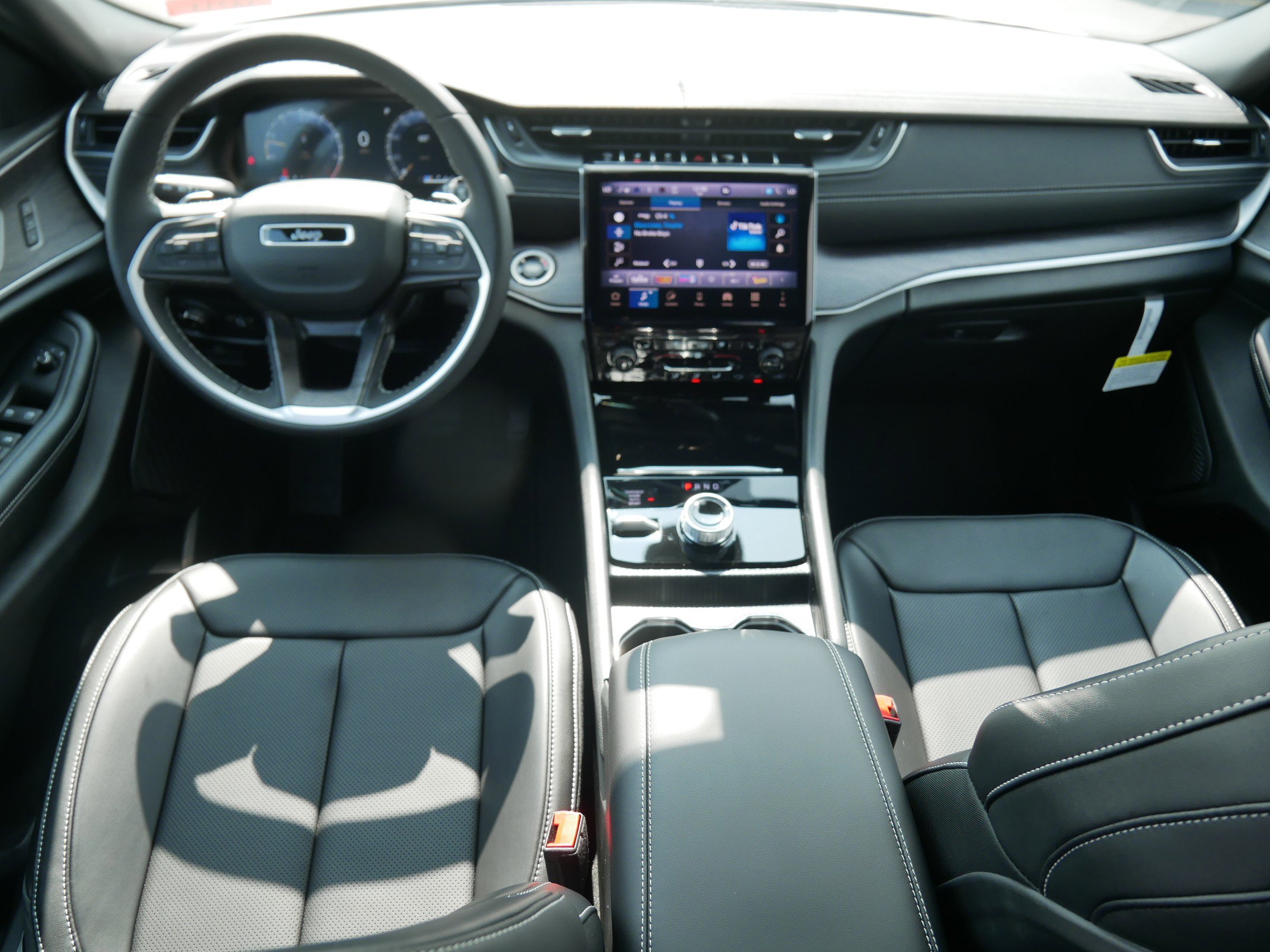 2025 Jeep Grand Cherokee Limited photo 3