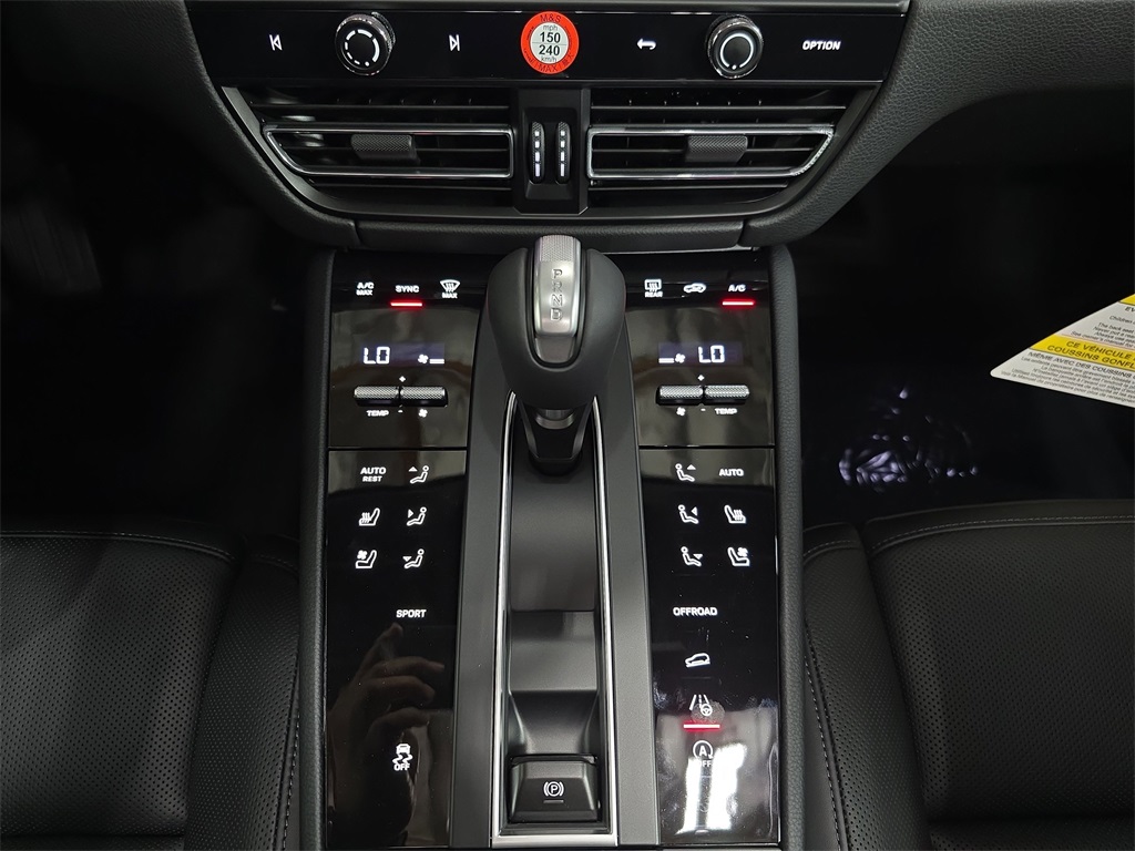 2026 Porsche Macan T photo 19